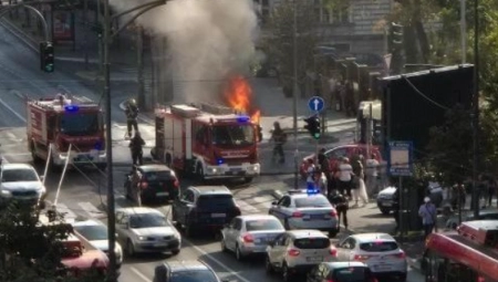 KOMBI ZA PREVOZ NOVCA IZGOREO NASRED ULICE Stravičan požar u centru Beograda, ljudi se zabrinuli za novčanice (FOTO)