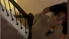 PORODICA UGLEDALA STRAŠAN PRIZOR, SLEDILA IM SE KRV U ŽILAMA Odmah su se zabarikadirali na spratu, kamera snimila jezivu scenu (VIDEO)