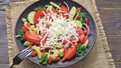 ŠOPSKA SALATA Idealna za vrele dane, a voli je ceo Balkan