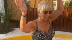 BAKA ĐUSKA KAO DA SUTRA NE POSTOJI Niko ne veruje da ova žena ima 82 godine, totalno izdominirala! (VIDEO)