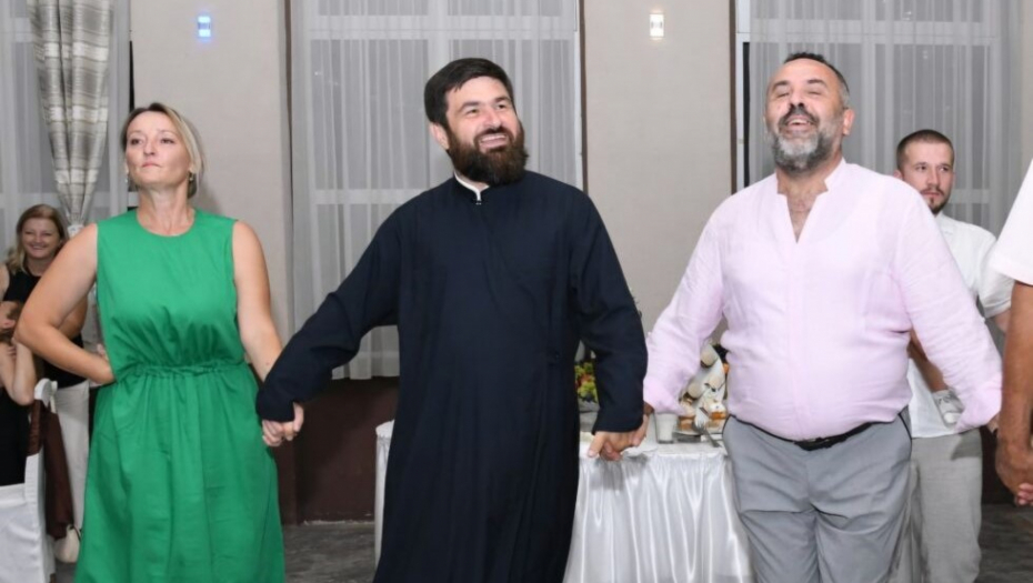 POP I HODŽA ZAJEDNO ZAIGRALI KOLCE! Legendarna slika sa veselja u Priboju!