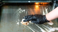 OČISTITE RERNU ZA TREN OKA Nema struganja i ribanja, a sredstvo već imate, blistaće se kao nova