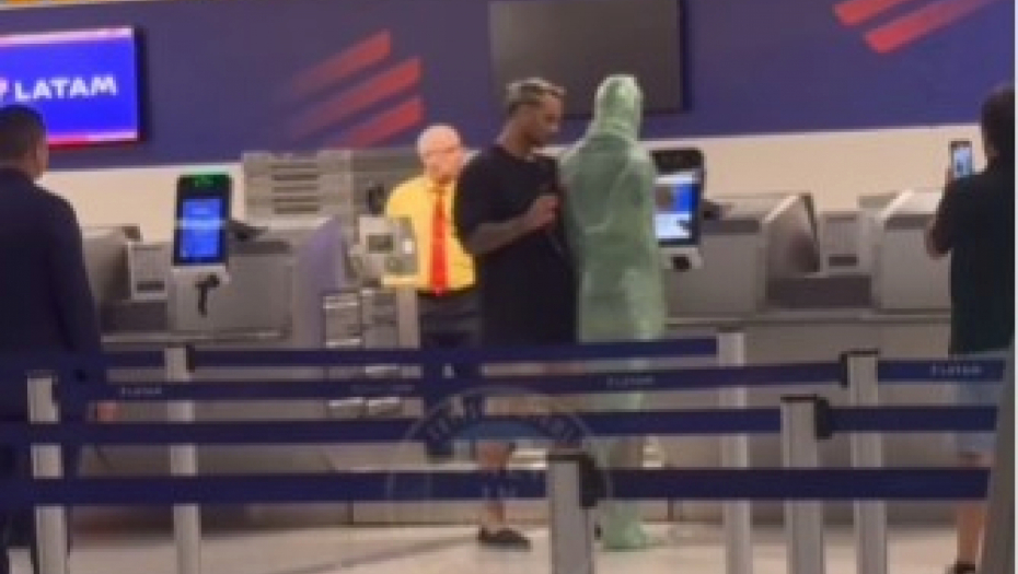 "ČOVEK KESA" DOŠAO NA AERODROM Kamera snimila neverovatnu scenu, evo šta je pokušao! (VIDEO)