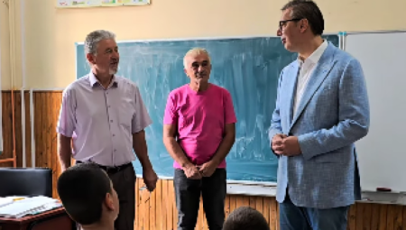 DECO, JESTE LI JEDVA USTALI JUTROS? Predsednik se našalio sa đacima iz škole u Brezjaku, saopštio im PRELEPE VESTI, a onda ih je počastio UŠTIPCIMA