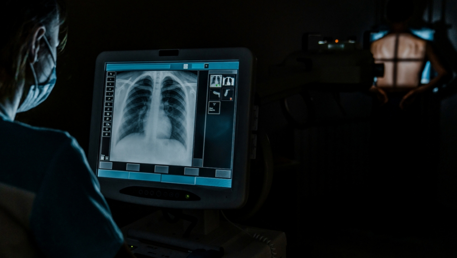 MUŠKARAC OSETIO DA MU NEŠTO PUZI NIZ GRLO Snimak otkrio odvratnog insekta u plućima, da se naježiš!