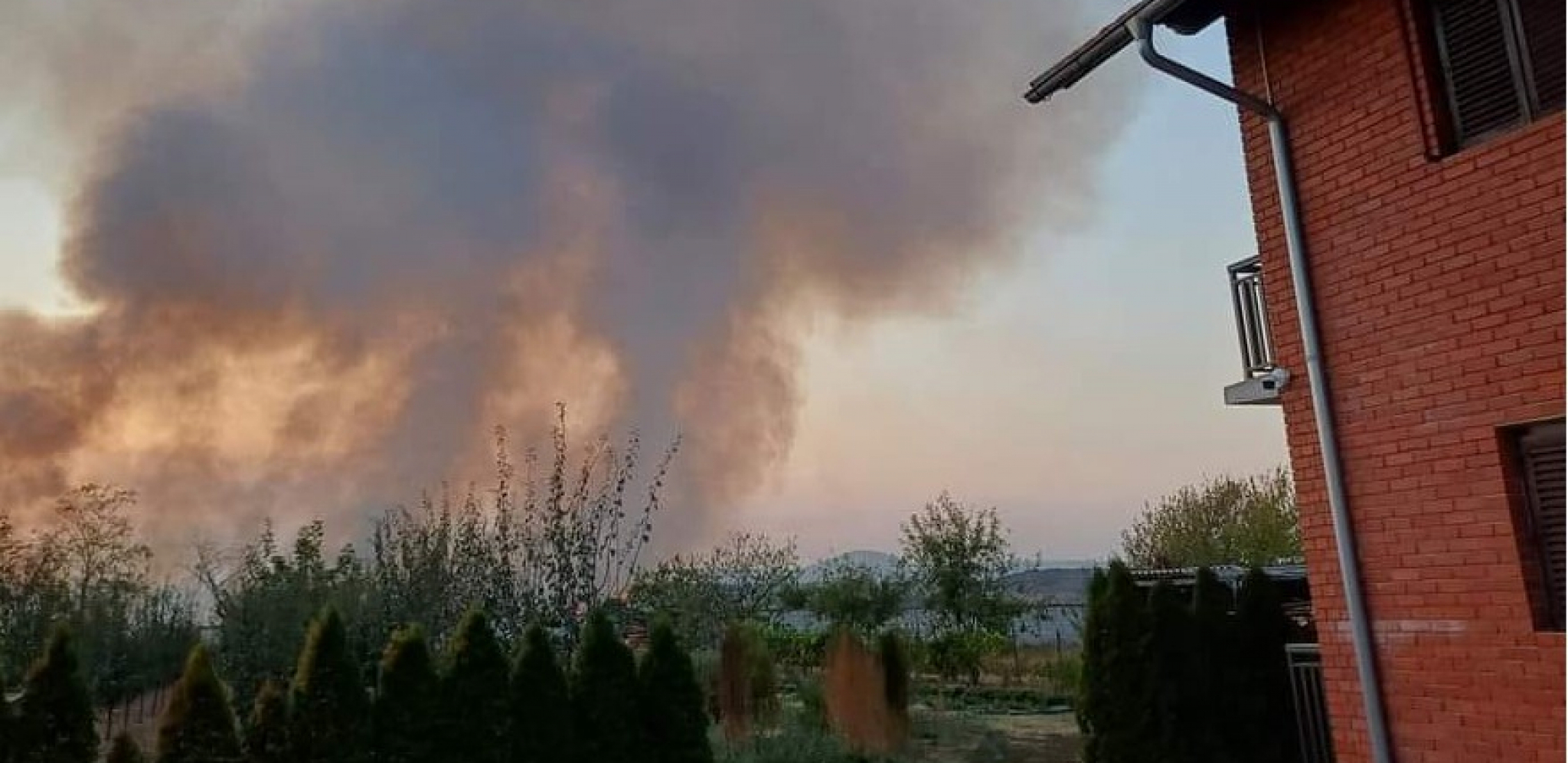 VATRA GUTA DELOVE NOVOG PAZARA I TUTINA! Vatrogasci se uputili na teren, meštani se bore protiv stihije!