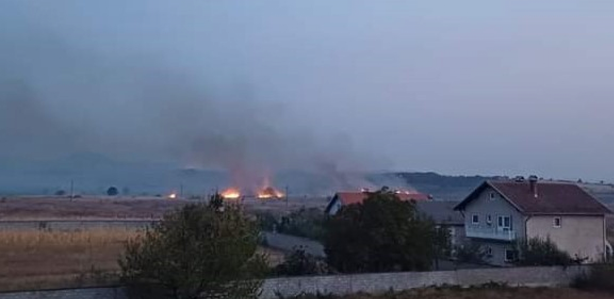 VATRA ZAHVATILA NEKOLIKO VIKENDICA Veliki požar kod Sremske Mitrovice, šteta ogromna
