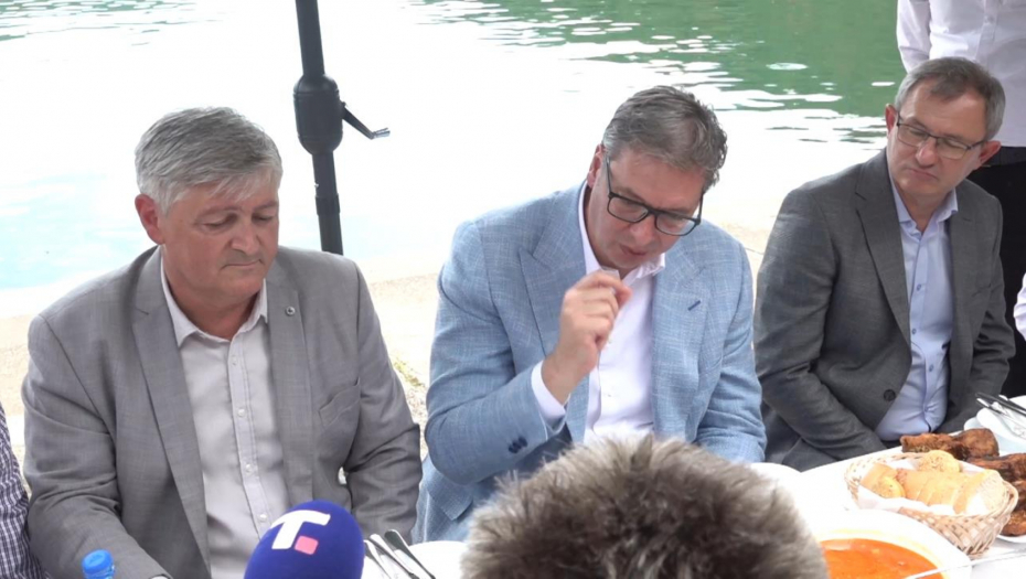"POZIVAM I NJIH DA DOĐU, MOGU I SEKIRČE DA PONESU, NEMAM NIKAKAV PROBLEM"  Vučić jasno odgovorio na sramne napade  (FOTO/VIDEO)