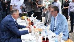 ZA MENE POGAČA, ZA DODIKA RAKIJA Vučićevu poruku iz Malog Zvornika čule su cela Srbija i Srpska (FOTO)