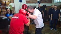 Predsednik Vučić sa mladim bokserima u Loznici