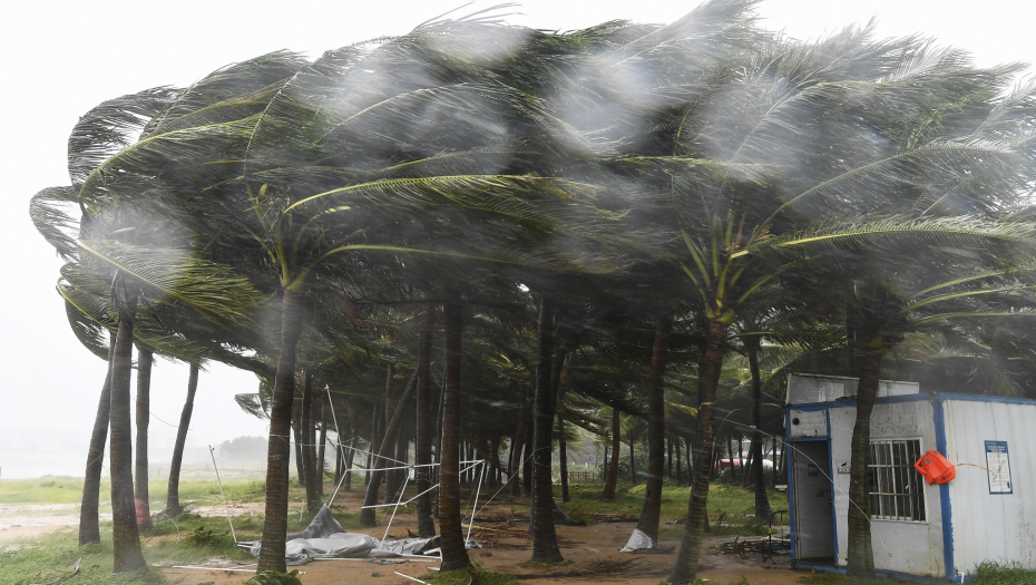 VIŠE OD 570.000 STANOVNIKA EVAKUISANO Na snazi crveni meteo alarm (FOTO)
