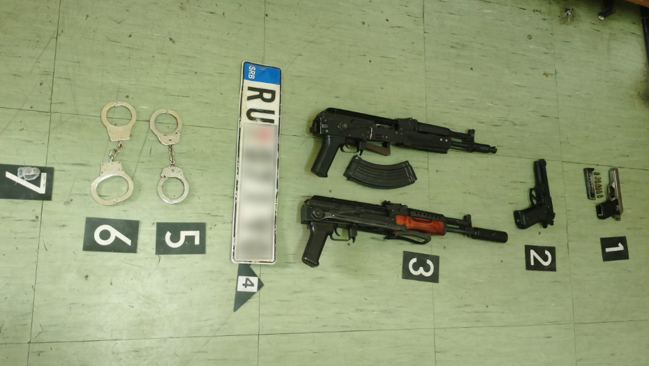 U KUĆI ŠTEKOVAO ORUŽJE S MUNICIJOM I LISICE  Policijska akcija u Rumi dovela do hapšenja