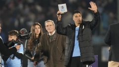 MAKAZICE OSTALE NA STATIVI Suarez se uz mnogo suza oprostio od nacionalnog dresa (VIDEO)