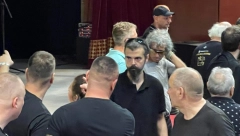 BORIN SIN NEUTEŠAN NAKON KOMEMORACIJE Boris se ne odvaja od rokerove supruge (VIDEO)