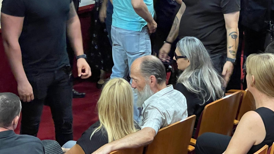 ZAVRŠENA KOMEMORACIJA BORI ĐORĐEVIĆU Potresne scene iz Čačka, ćerka i Dubravka ne prestaju da plaču, rokerov sin se ne odvaja od njih