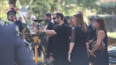 BORIN SIN SE NE ODVAJA OD SANDUKA Potresne scene sa groblja u Čačku