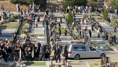 POVORKA KRENULA KA GROBNOM MESTU Jecaji odzvanjaju grobljem, porodicu sve vreme pridržavaju prijatelji