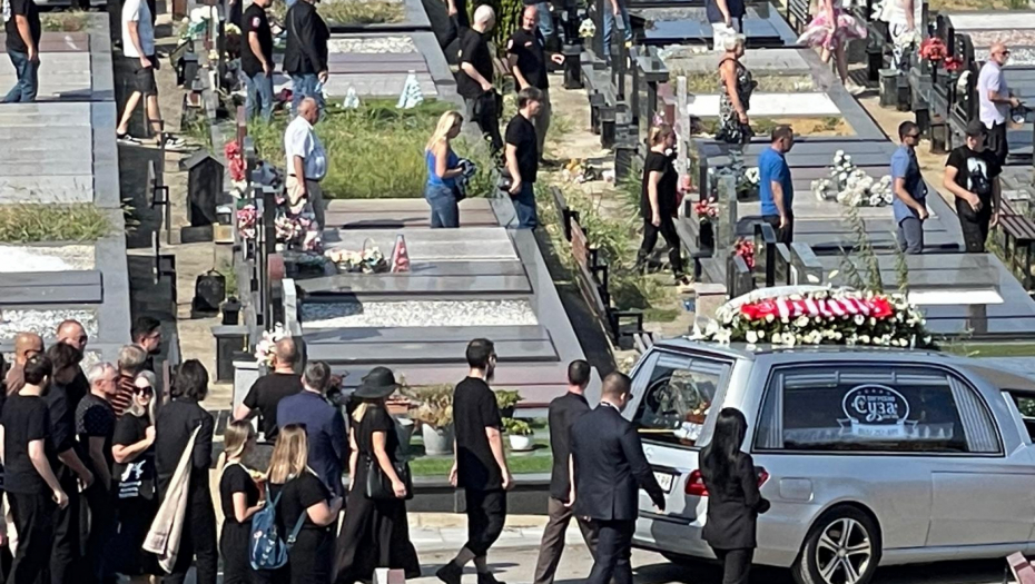 PREPLAVLJENO GROBLJE U ČAČKU Reka ljudi došla da isprati Boru Đorđevića