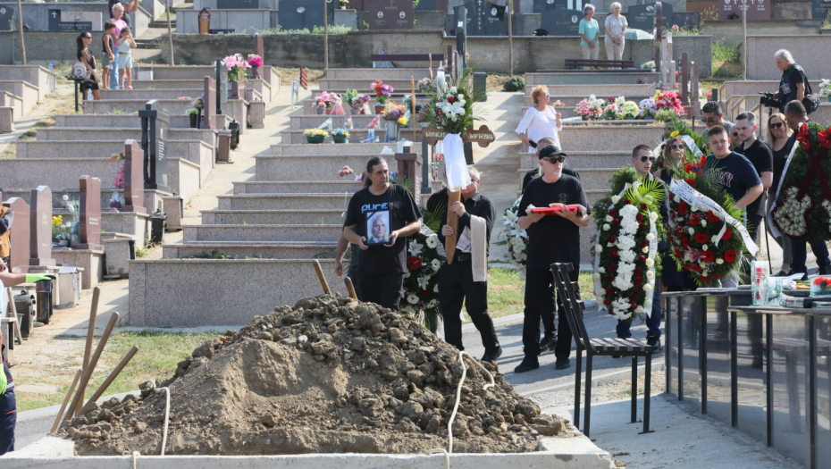 GOTOVA JE MOJA MUKA, SAD SE SMEJEM IZ SANDUKA Reka ljudi na groblju uglas pevala stihove Riblje čorbe