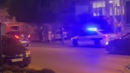 SAOBRAĆAJNA NESREĆA U INĐIJI Policija na terenu (VIDEO)