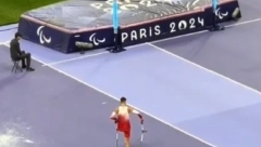 FASCINIRAO ČITAV SVET Paraolimpijac bez noge koji skače uvis, održao svima važnu životnu lekciju, njegov skok je nešto neverovatno (VIDEO)