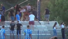 NEZAPAMĆENA TUČA NA UTAKMICI SRPSKE LIGE Pravi skandal na tribinama, sevale pesnice na sve strane, opšta panika na stadionu (VIDEO)