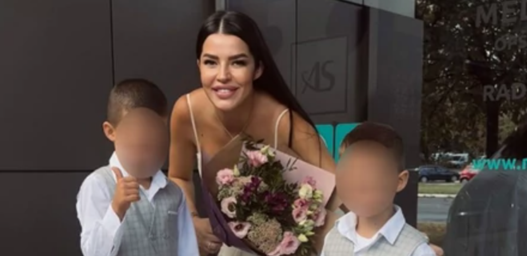 ANA RAJKOVIĆ IZAŠLA IZ PORODILIŠTA Evo ko je došao po nju i bebu, ponosno pozirala ispred klinike