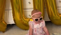 MALA ZVEZDA INTERNETA Roditelji su ispred bebe stavili rođendansku tortu, zbog njene reakcije ljudi plaču od smeha!