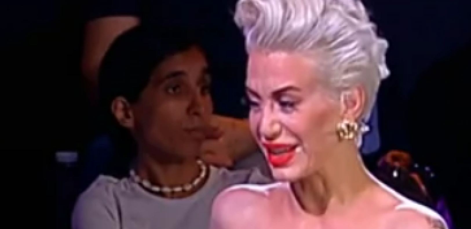 "JE L' OVO DUŠICA OPET POVEĆALA GRUDI?" Sve oči uprte u dekolte Dušice Jakovljević, mreže gore, a komentari pljušte