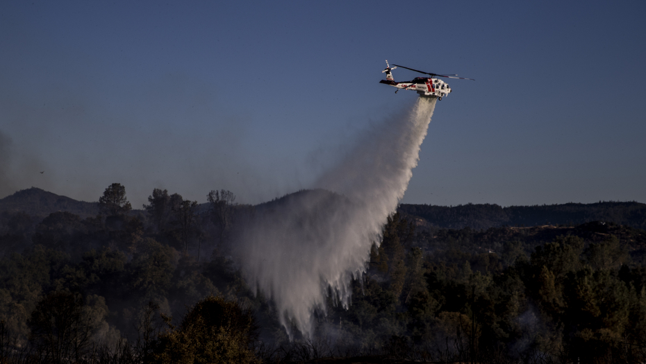 VELIKI POŽAR NA SVETOJ GORI Iz helikoptera pokušavaju da obuzdaju vatrenu stihiju