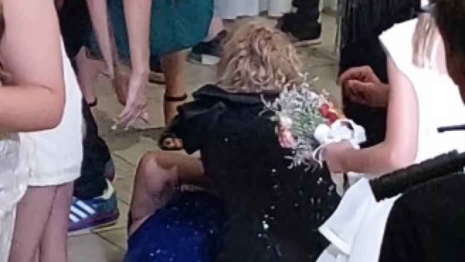 ČINI SE DA SE SVE ZAISTA ŽELE UDATI Ljuta borba za bidermajer pretvorila se u tuču i valjanje po podu, "devojke to se ne radi"