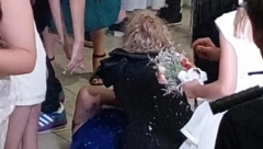 ČINI SE DA SE SVE ZAISTA ŽELE UDATI Ljuta borba za bidermajer pretvorila se u tuču i valjanje po podu, "devojke to se ne radi"