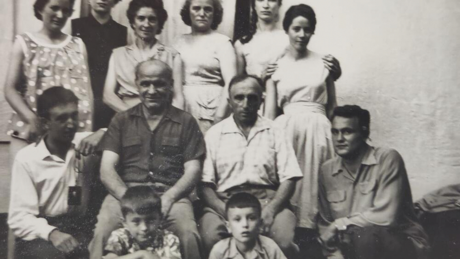 KATARINA DOŠLA IZ FRANCUSKE U SRBIJU DA PRONAĐE SVOJU PORODICU! Ima samo ove slike - ako nekog prepoznate JAVITE SE! (FOTO)