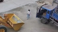 ZBOG NJENOG POTEZA DAH STAJE U SEKUNDI Kamion jurio niz ulicu, a onda je naleteo na ženu (VIDEO)