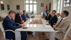 MINISTAR RISTIĆ SA AMBASADOROM HILOM Uspešna saradnja Republike Srbije i SAD