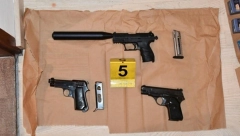 ARSENAL U KUĆI KOD SMEDEREVA Policajci su pronašli četiri revolvera, prigušivač, dva okvira za pištolј i ...