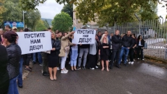 "PUSTITE NAM DECU"  Narod se okupio ispred policijske stanice u Kosovskoj Mitrovici (FOTO)