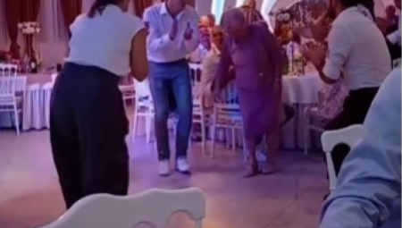 PRABABA IZ SRBIJE ĐUSKA KAO TINEJDŽERKA Slavila rođendan praunučeta, izula se, pa napravila haos na podijumu! (VIDEO)