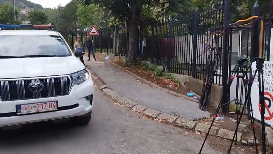 APLAUZ SE PROLAMA MITROVICOM Albanski teroristi doveli srpske mladiće na saslušanje (VIDEO)