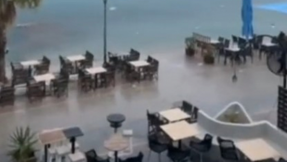 „PLATIO SAM, IMA DA SE KUPAM!“ Snimak koji je zaludeo TikTok - Srbi se kupaju u Pefkohoriju i ne odustaju, bez obzira što kiša lije kao iz kabla