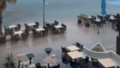 „PLATIO SAM, IMA DA SE KUPAM!“ Snimak koji je zaludeo TikTok - Srbi se kupaju u Pefkohoriju i ne odustaju, bez obzira što kiša lije kao iz kabla