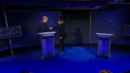 DETALJ SA DEBATE TRAMPA I HARISOVE O KOM BRUJI SVET: Viralna scena, ovo se desilo prvi put od 2016. godine (VIDEO)