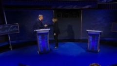 DETALJ SA DEBATE TRAMPA I HARISOVE O KOM BRUJI SVET: Viralna scena, ovo se desilo prvi put od 2016. godine (VIDEO)