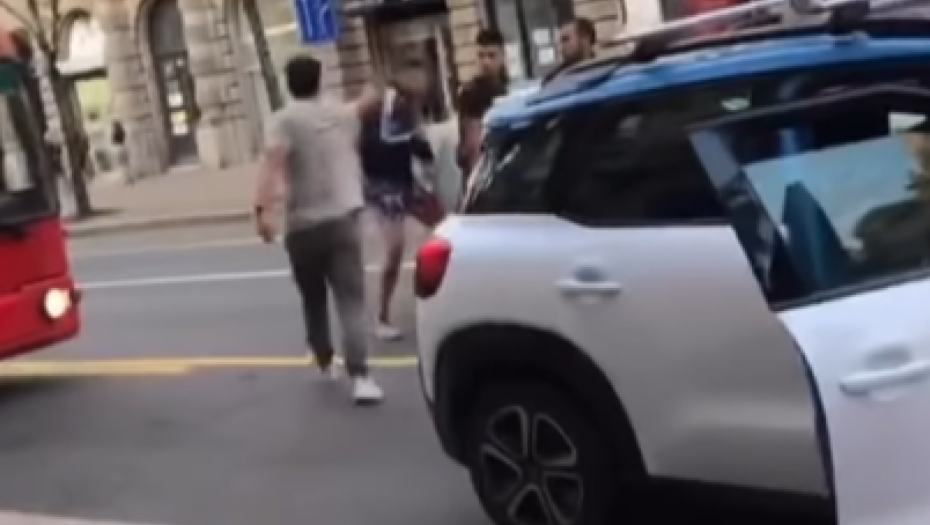 "VADITE ŠIPKE!" Snimljen okršaj u centru Beograda: Taksista mladića nasred ulice isprskao BIBER SPREJOM