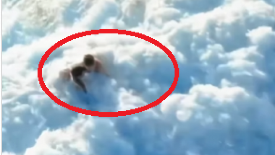 JEZIVA SCENA U OMILJENOM LETOVALIŠTU SRBA Mladića povukli ogromni talasi, bezuspešno pokušavao da ispliva (VIDEO)