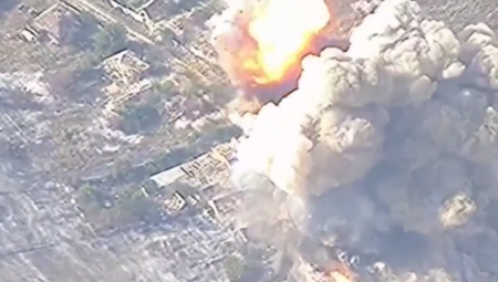 RUSKI BOMBARDER RAZNEO UKRAJINSKE POLOŽAJE Scena nakon eksplozije unosi jezu u kosti (FOTO/VIDEO)