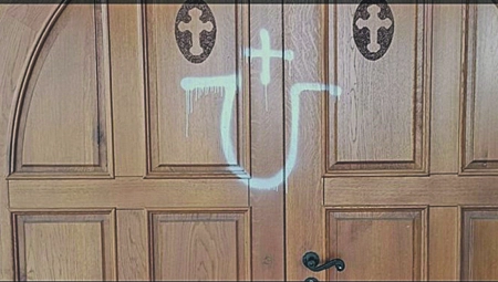 OLUJA JOŠ TRAJE, USTAŠKI GRAFIT NA CRKVI U PETRINJI Srbi u Hrvatskoj i dalje nemaju mira