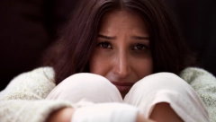 ZAKLJUČAO JE VRATA, SAKRIO KLJUČEVE I NEPOMIČNO SEDEO NA KREVETU Ivana je jedva pobegla sa prvog dejta, izvukla se za dlaku