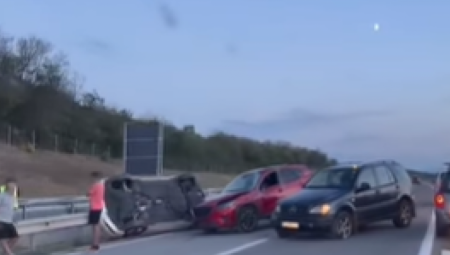 AUTOMBIL ZAVRŠIO NA KROVU Jeziva saobraćajna nesreća kod Paraćina (VIDEO)