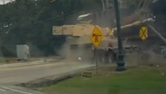 "KAO DA JE BOMBA EKSPLODIRALA" Teretni voz se sudario sa kamionom (VIDEO)